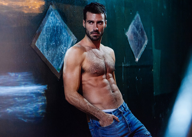 Shirtless Men On The Blog: Justin Clynes Mostra Il Sedere