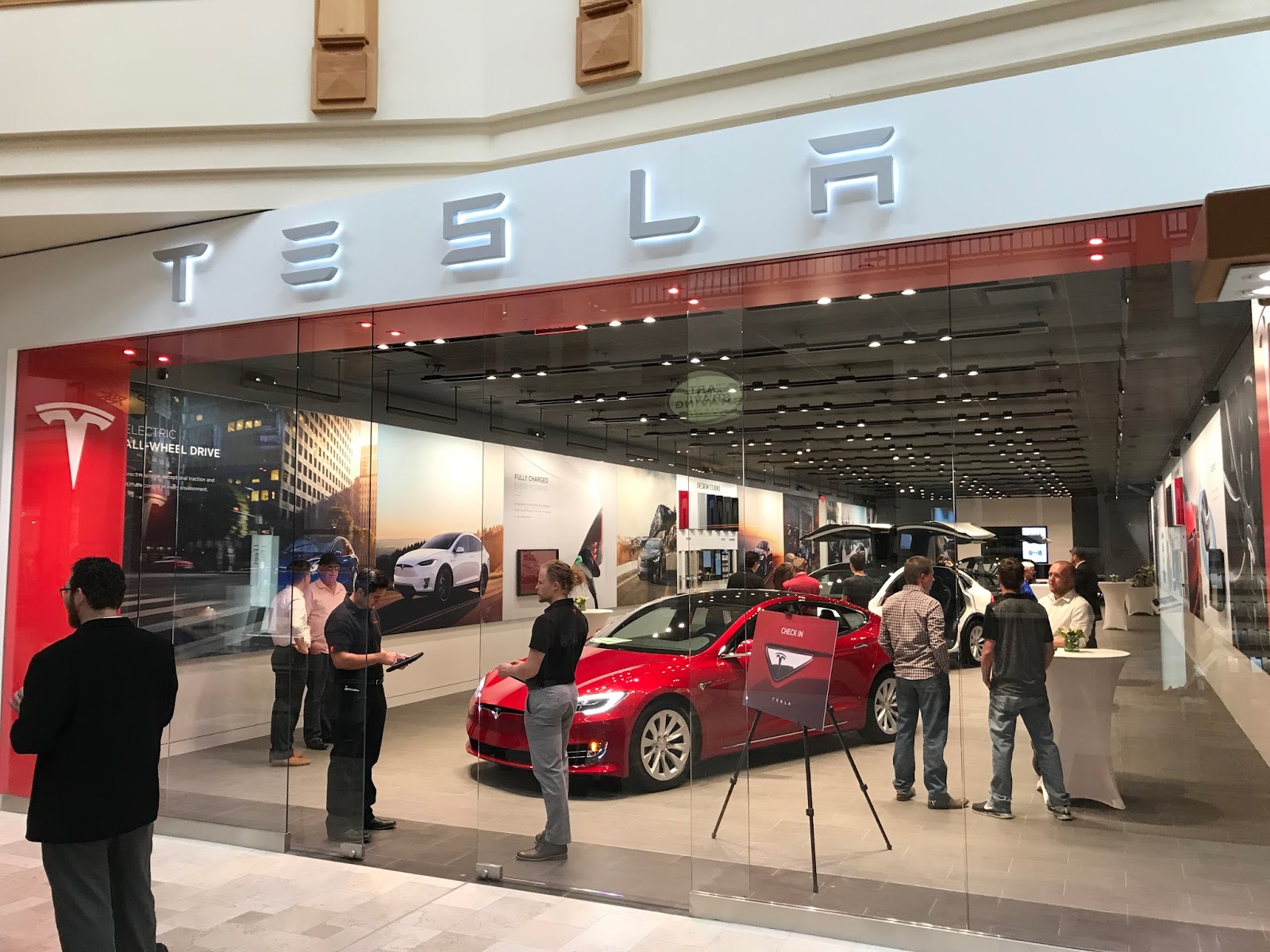 Colorado Springs EV Club: New Tesla showroom!