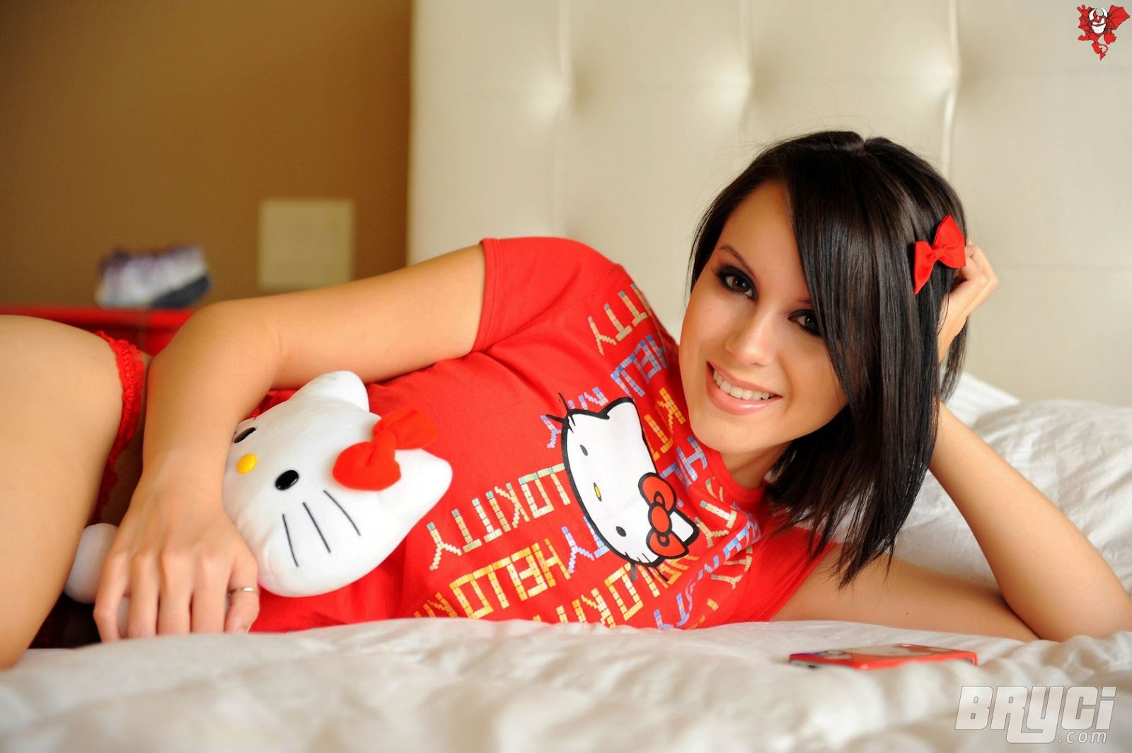 красотка играет со своей