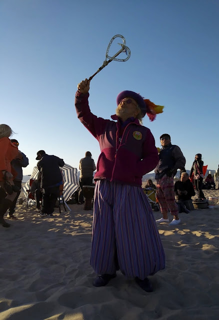 Steve Engel spreading mechanical love and creativity at the Venice Beach Drum Circle by Omar Cherif — 24 February 2018