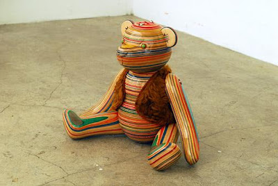 Escultura con pedazos de patineta reciclada