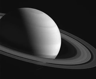 ¿Por qué las "lunas de anillo" de Saturno tienen diferentes colores y formas?