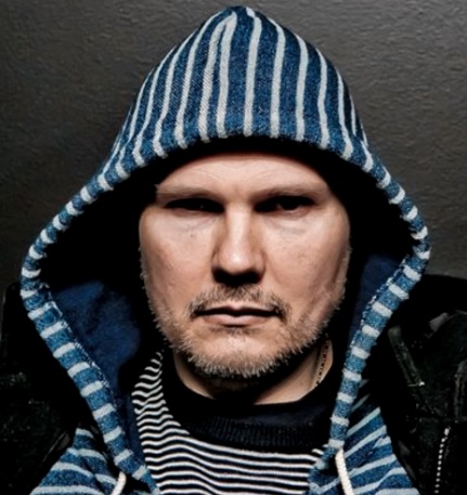Billy Corgan Foto de Billy Corgan con capucha