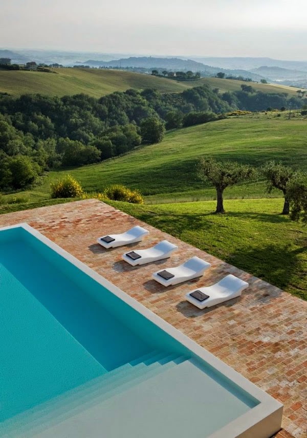 Eıne 300-year-old Italian farm with minimalist interiors