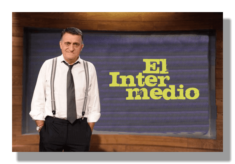 José Miguel Monzón Navarro frente a un tablero donde se puede ver el logotipo del programa de televisión El intermedio