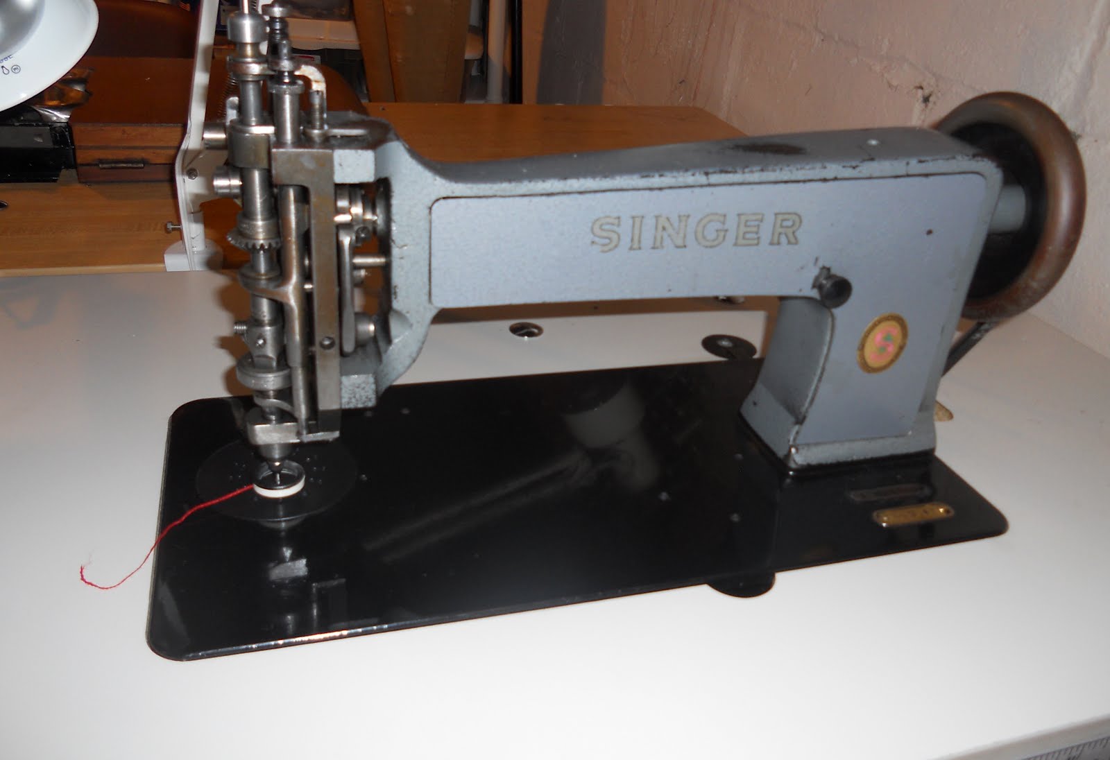 Тамбурная машинка. Singer 114w103. Швейная машина тамбурная МВ 50. Вышивальная машинка Cornely. Тамбурная вышивальная машинка.