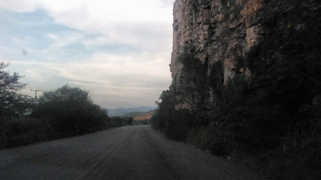Jovem sofre ferimento grave ao despencar com moto na Serra do Tombador em Jacobina