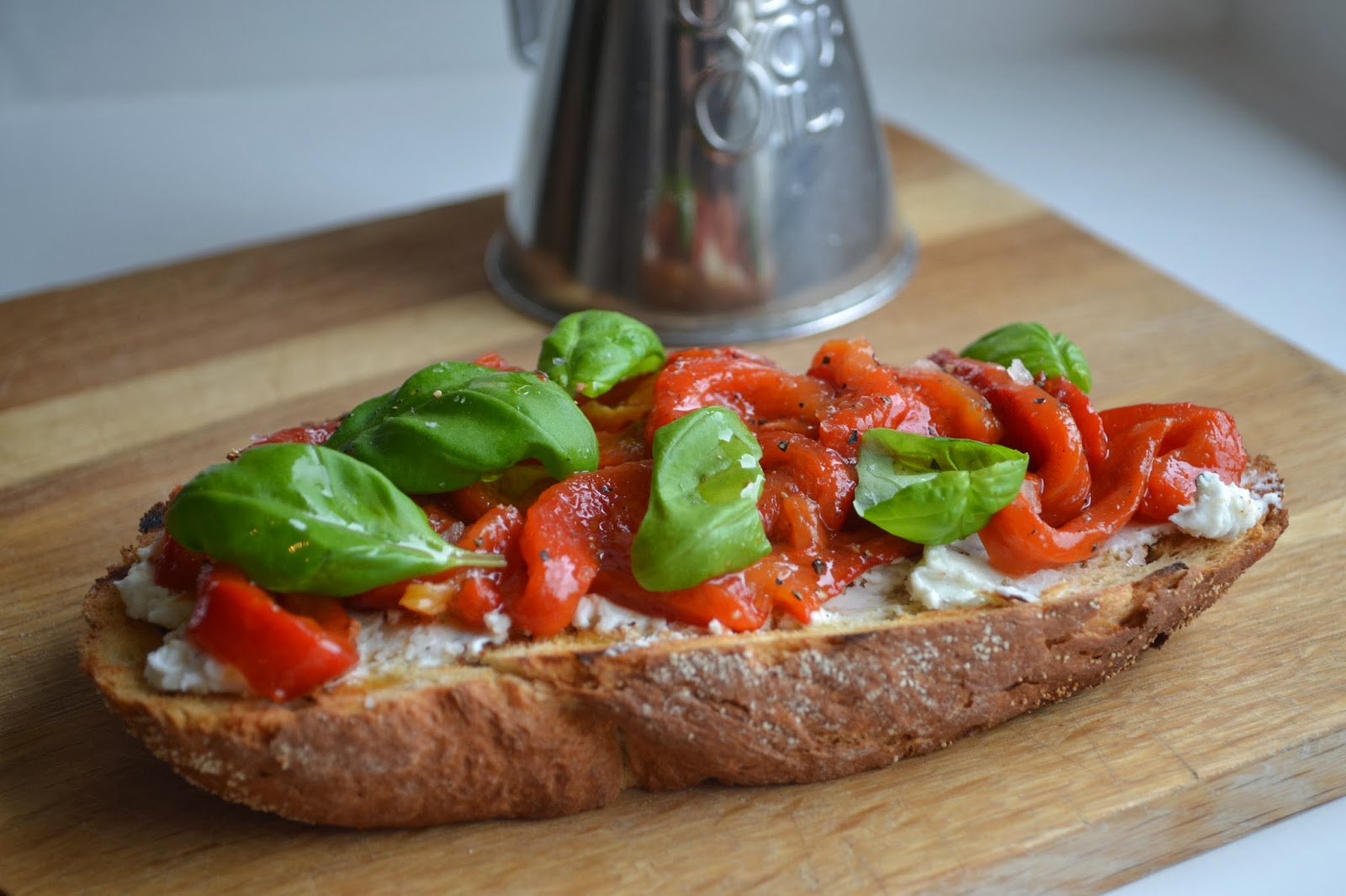 Eet lekker: Bruschetta met gegrilde paprika, geitenkaas en basilicum
