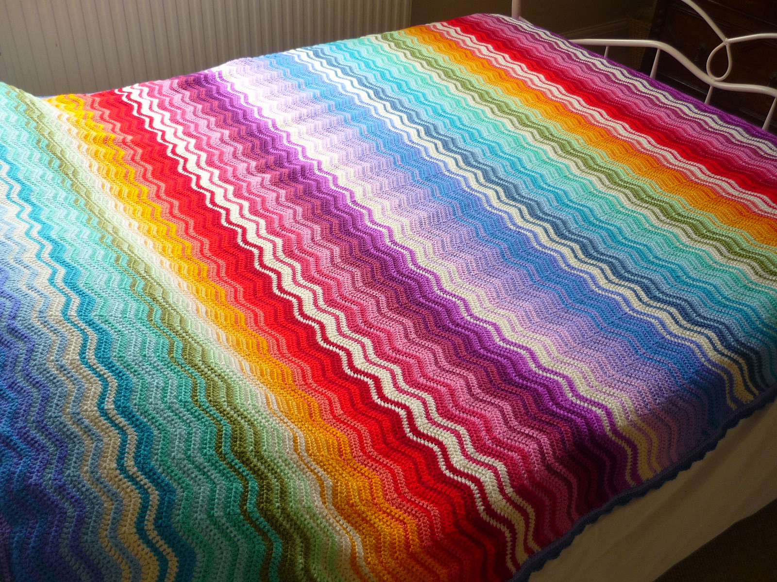 KnitKnatKnotUK: Rainbow Ripple Throw .... done!