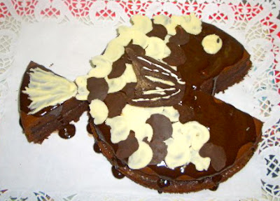 Tarta de xocolata i codony decorada en forma de peix