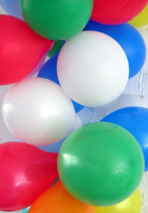 Se você conhece o autor desta imagem, por favor nos informe para que possamos atribuir-lhe os devidos créditos. Obrigado. Balões de aniversário. #PraCegoVer