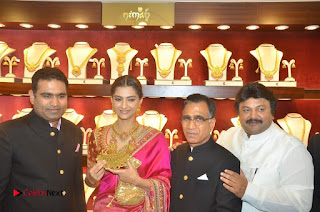 Actress Sonam Kapoor Launch Kalyan Jewellers Anna Nagar Showroom  0023