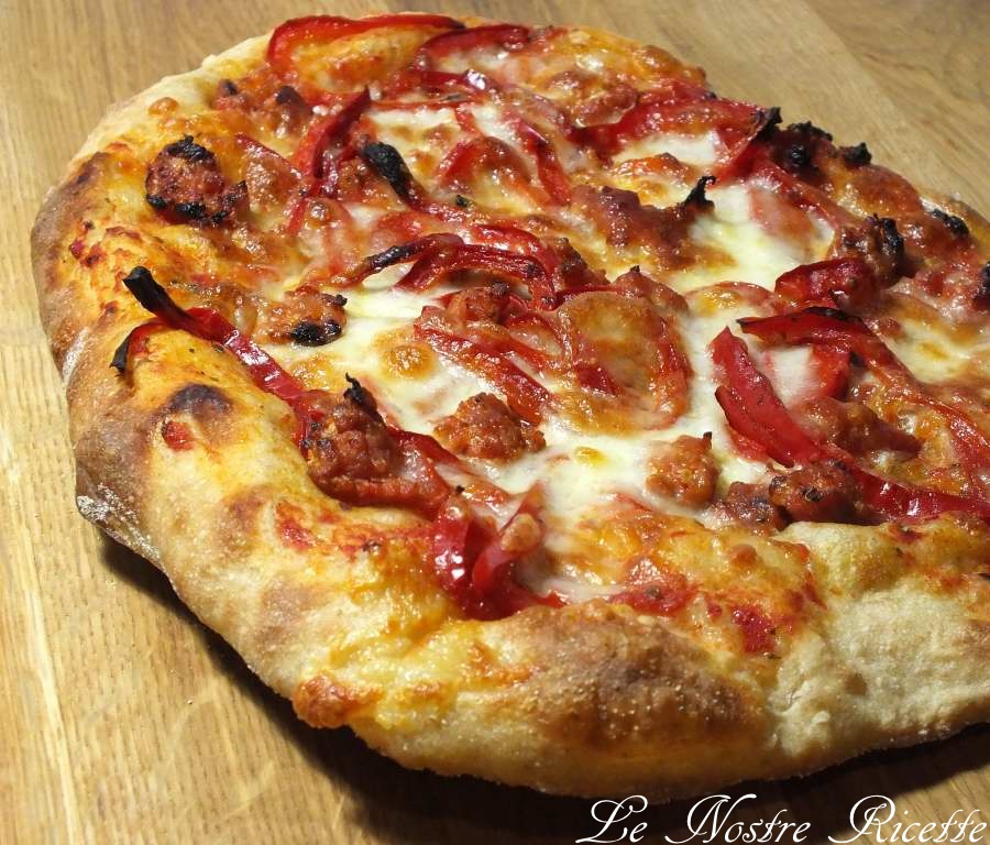 Le nostre Ricette Pinsa ai peperoni e salsiccia