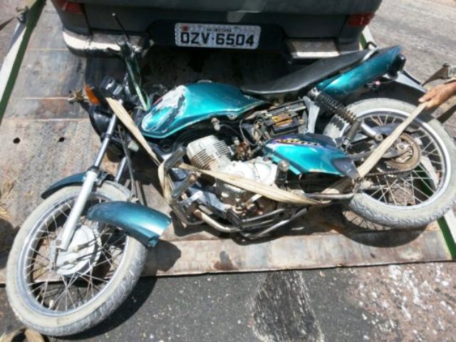 A moto e o carro foram rebocados (Foto: Site Informe Barra)