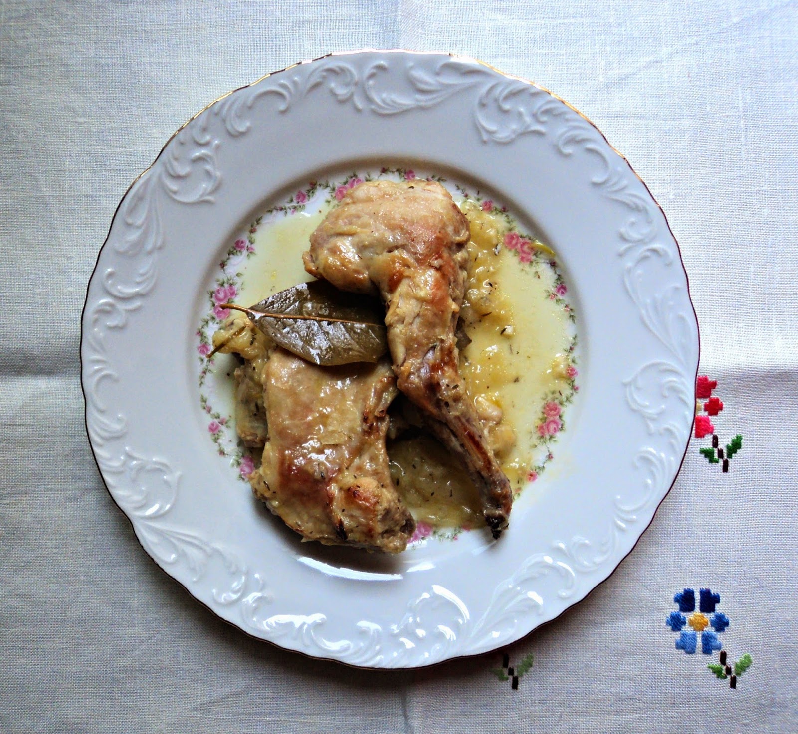 conejo-salsa-cebolla-aromaticas conejo-salsa-cebolla-aromaticas-presentacion
