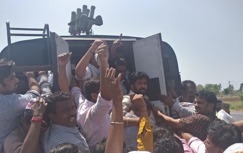 Police arrest Gujarat, Maharashtra farmers, their leaders, seeking to