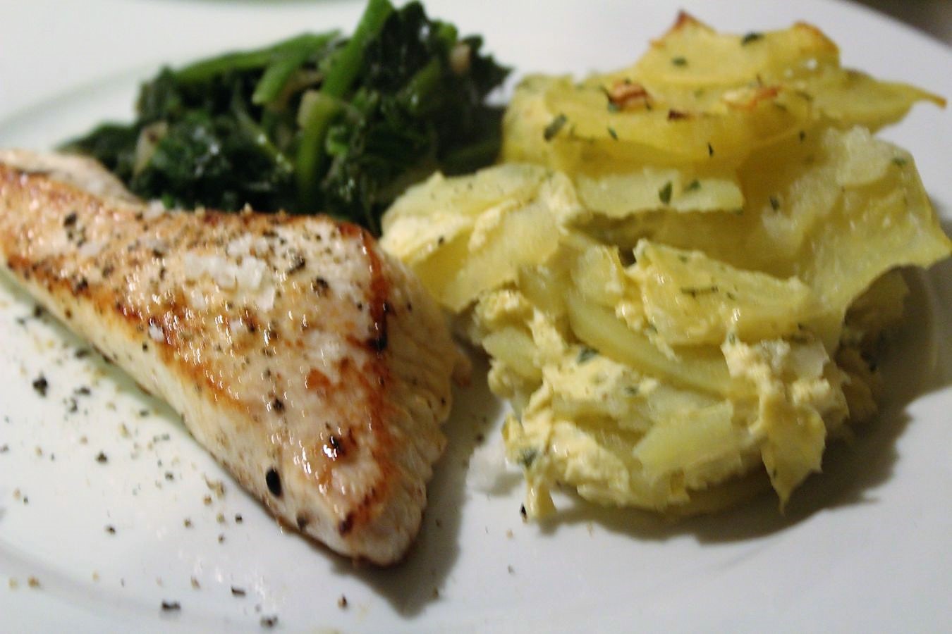 Putenschnitzel, Spinat, Kartoffelgratin und Sahnesoße – glatzkoch.de