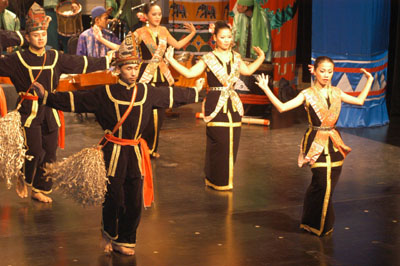SUMAZAU (DUSUN TRADISIONAL DANCE)  GUNUNG KINABALU