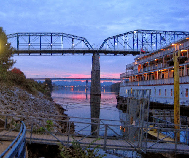 Sunrise at the Delta Queen Hotel, Tennessee River, Chattanooga, Tennessee, October 2013. Credit: Mzuriana.
