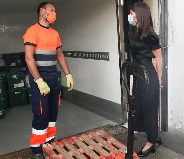 King Felipe and Queen Letizia visited the Coslada Transport Center. Queen wore Hugo Boss blouse, Boss pants and Boss shoes