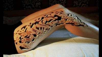 tatuaje con un efecto de profundidad con ornamentos en la pierna.