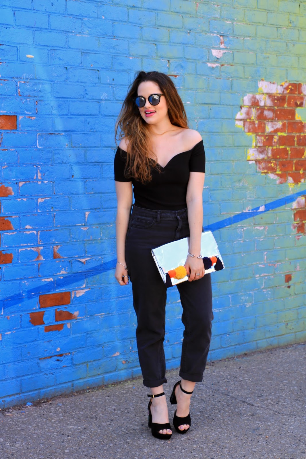 Fashion blogger Kathleen Harper showing how to wear mom jeans for spring