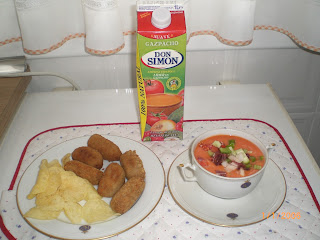  UN BUEN GASPACHO DON SIMON A COMPAÑADO CON UNAS BUENAS CROQUETAS MAHESO Y PATATA CHIPS 