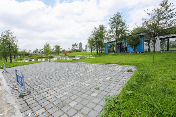 台中北屯|鉅虹建設海天橋水岸公園|百日草|落羽松|阿勃勒|生態池|貨櫃屋 台中北屯|鉅虹建設海天橋水岸公園|百日草|落羽松|阿勃勒|生態池|貨櫃屋