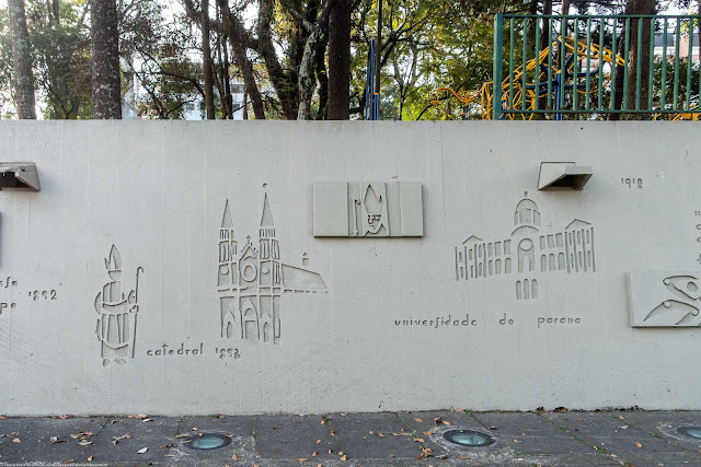 “História de Curitiba”, um painel de Poty Lazzarotto na Praça 29 de Março