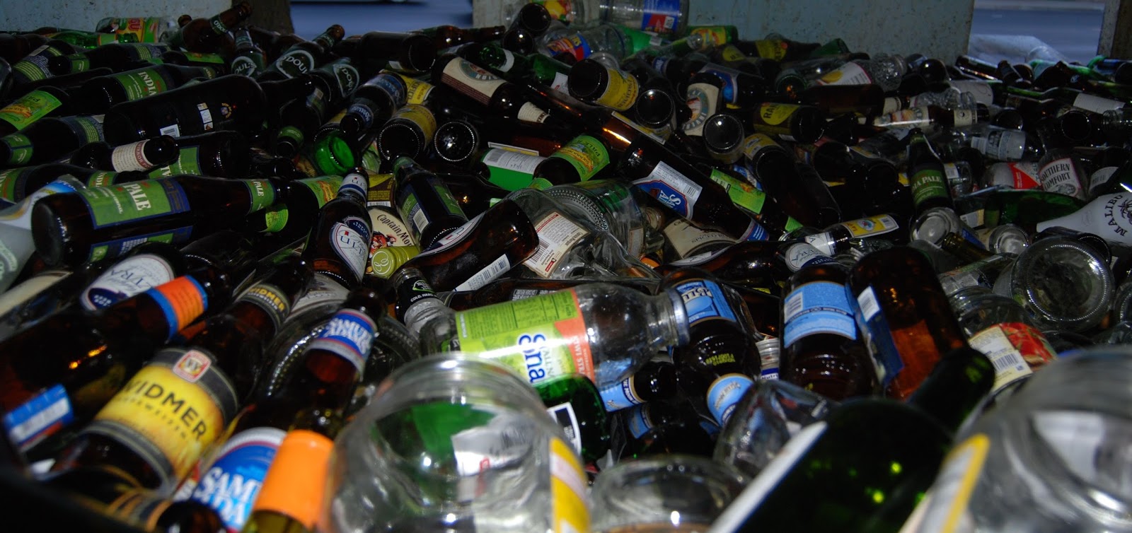 утилизация стеклянной тары. стеклянный мусор. куда сдать стеклянные бутылки. куда сдать стеклянные бутылки. сдавать бутылки.