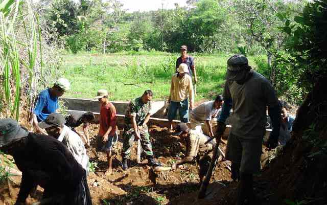 Demi Kebaikan Petani,Satgas TMMD Cek Irigasi Sawah 1 3.%2B%25282%2529