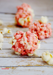 Rosa Marshmallow-Popcorn-Bälle mit Mandelsplittern, reine Lebensfreude