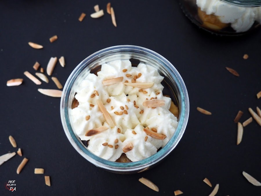 La tarta Banoffee pie en versión vasitos: masa sablé, toffee, plátano caramelizado y nata (crema de leche).