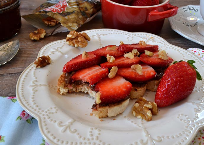 Tostadas de fresas, nueces y nutella casera (Receta fácil)