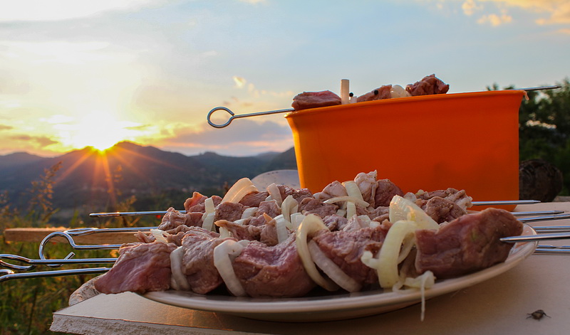 берег шашлык. шашлык на берегу моря. шашлык на берегу моря. шашлыки на озере. шашлык у берега.