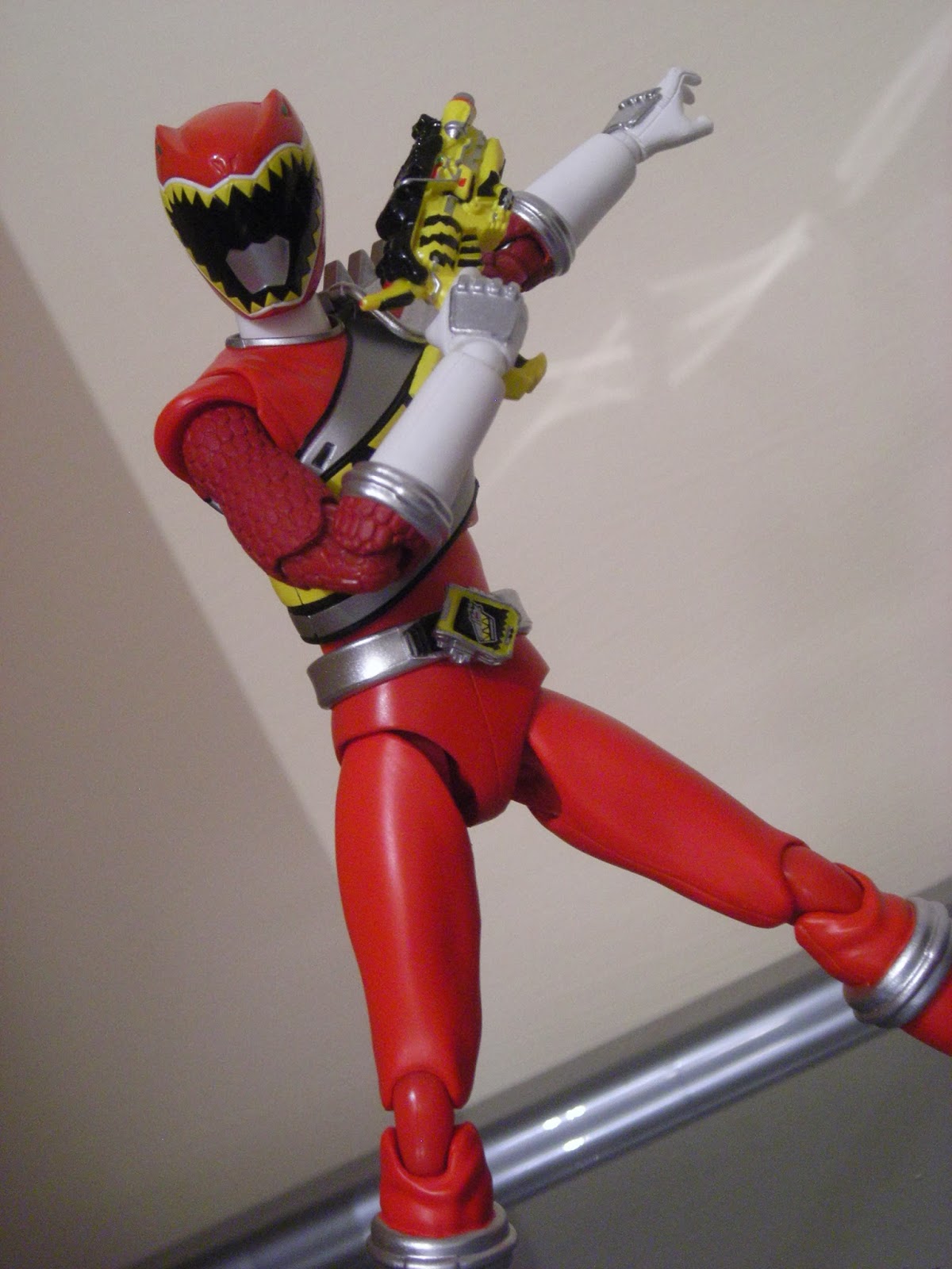 My Shiny Toy Robots: Toybox REVIEW: S.H. Figuarts Kyoryu Red