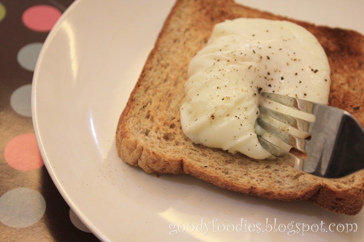 Cling-wrap poached eggs – A Very Foodly Diary