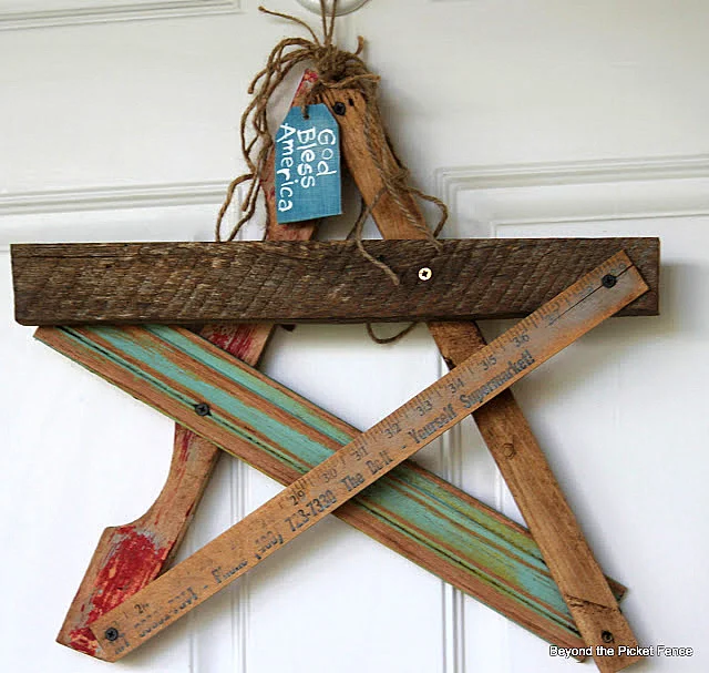 Salvaged wood scrap star - how eclectically cool! By Beyond the Picket Fence, featured on I Love That Junk