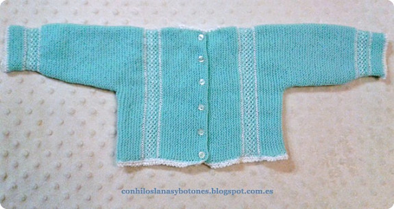 Con hilos, lanas y botones: Conjunto de primera puesta (jubón y capota) para bebé