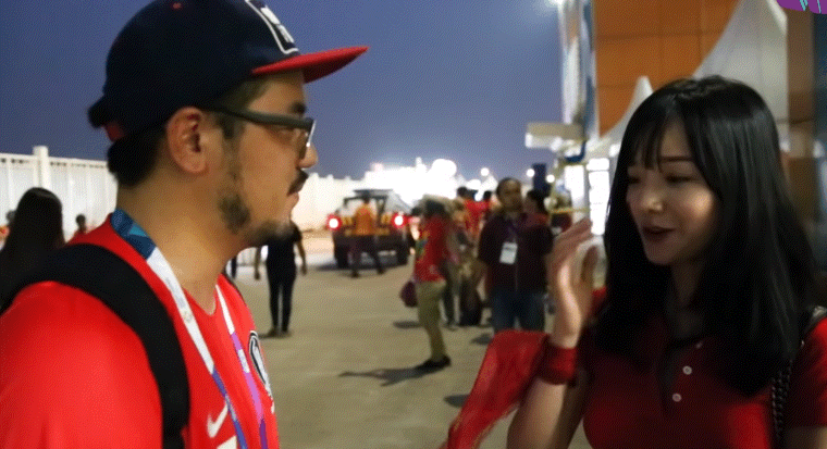 한국팀 응원하는 베트남 아가씨