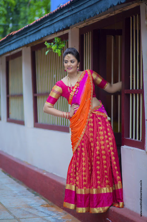 Anchor Sreemukhi in Pink Half Saree