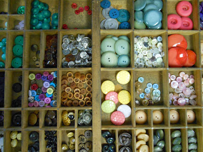 Button collection in type setting tray