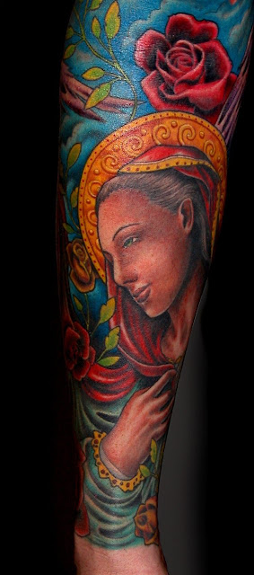 Tatuaje a color de La Virgen María