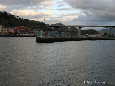 Puntal del muelle de Barakaldo. Al fondo, el puente Rontegi