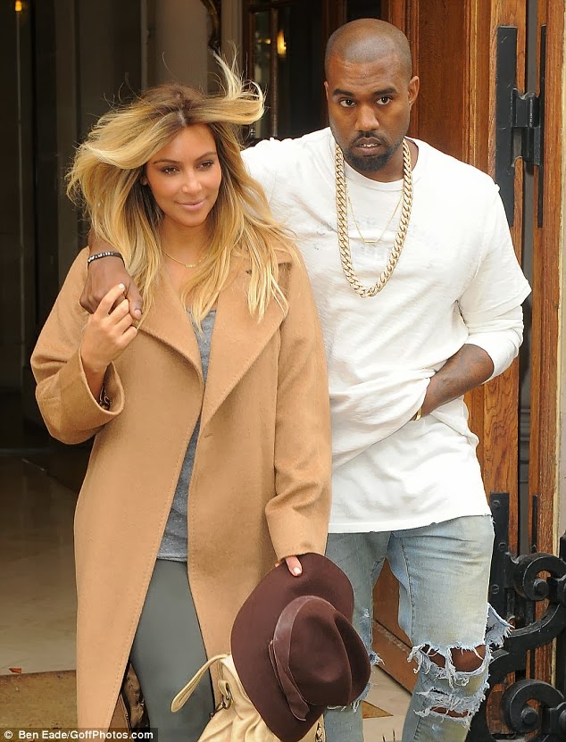 RealFlowz L amour Kim Kanye Engage In Their First Romantic PDA 