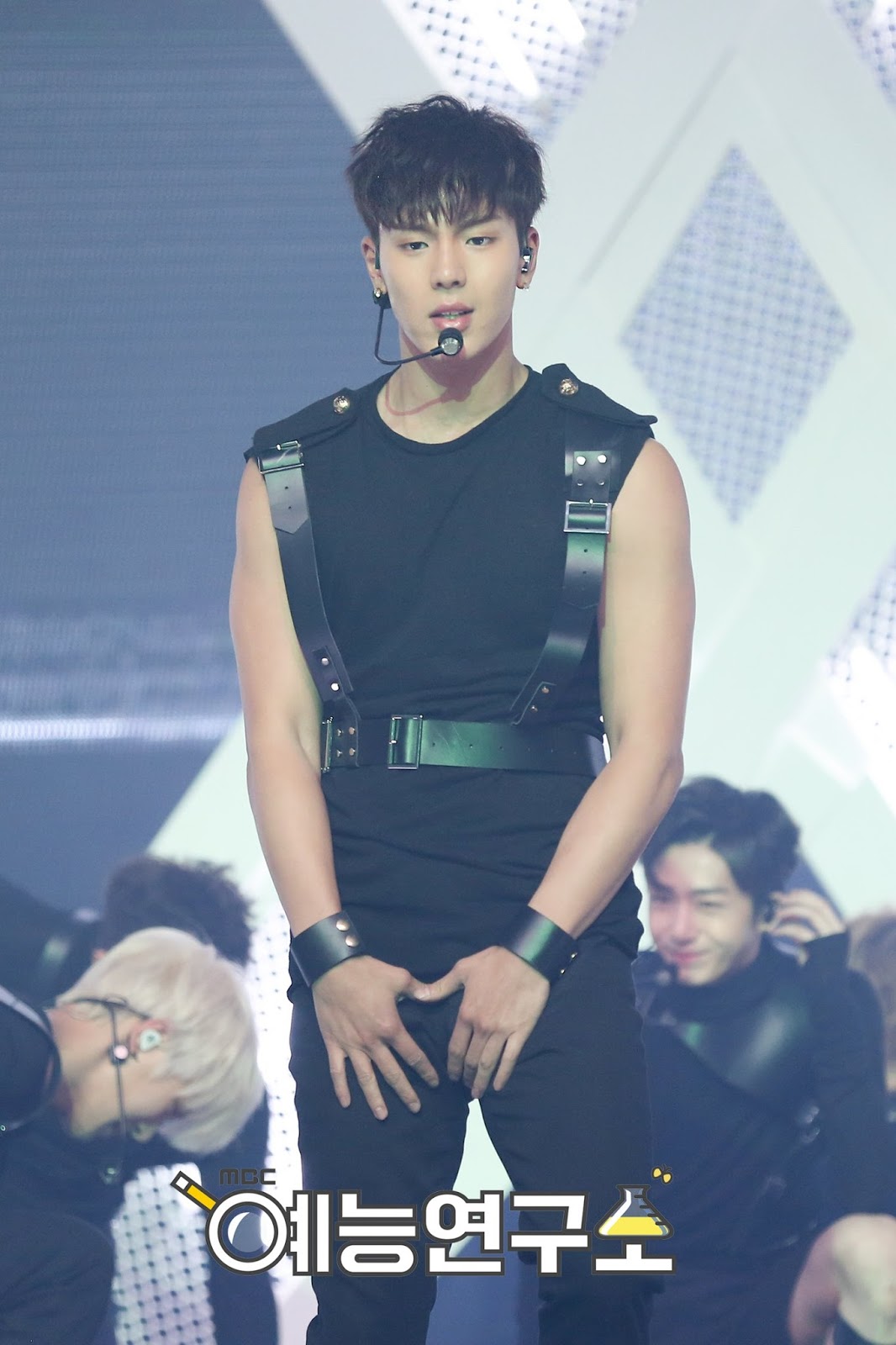 어깨랑 등빨 하나는 진짜 출중한 남돌.jpggif (약후방주의?) | 인스티즈