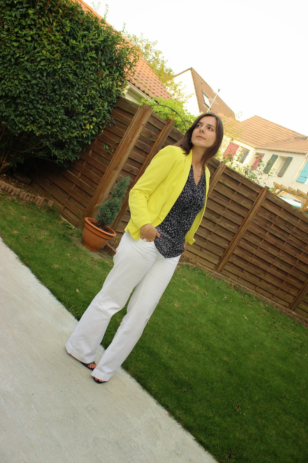 Veste jaune, pantalon blanc, chaussures bleues kookai