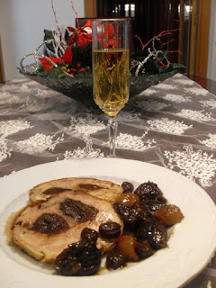 En la mesa con el pollo relleno de futos secos y manzana En la mesa con el pollo relleno de futos secos y manzana.