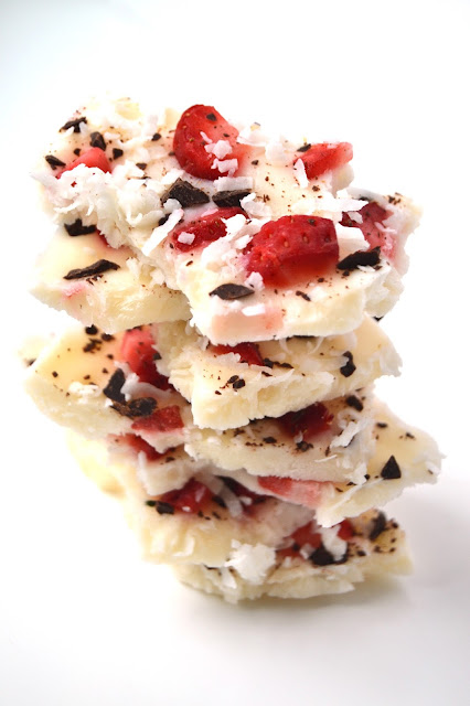 Frozen Yogurt Bark- easy, healthy and makes a great Valentine's Day dessert! www.nutritionistreviews.com