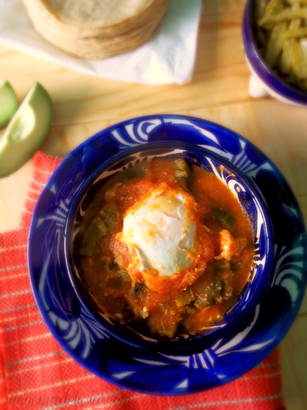 Huevos Ahogados (Eggs in Tomato Salsa w/ Roasted Poblano Strips)  #WeekdaySupper - La Cocina de Leslie